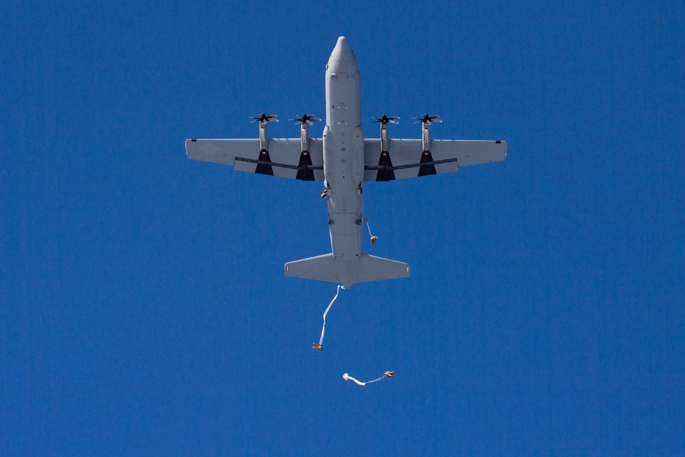 Yokota Airmen provide air support for joint airborne training in Alaska