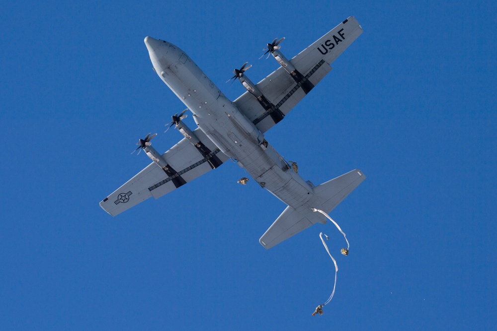 Yokota Airmen provide air support for joint airborne training in Alaska