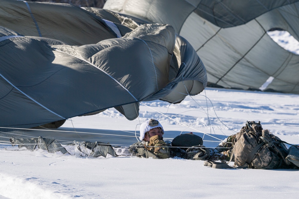 Yokota Airmen provide air support for joint airborne training in Alaska