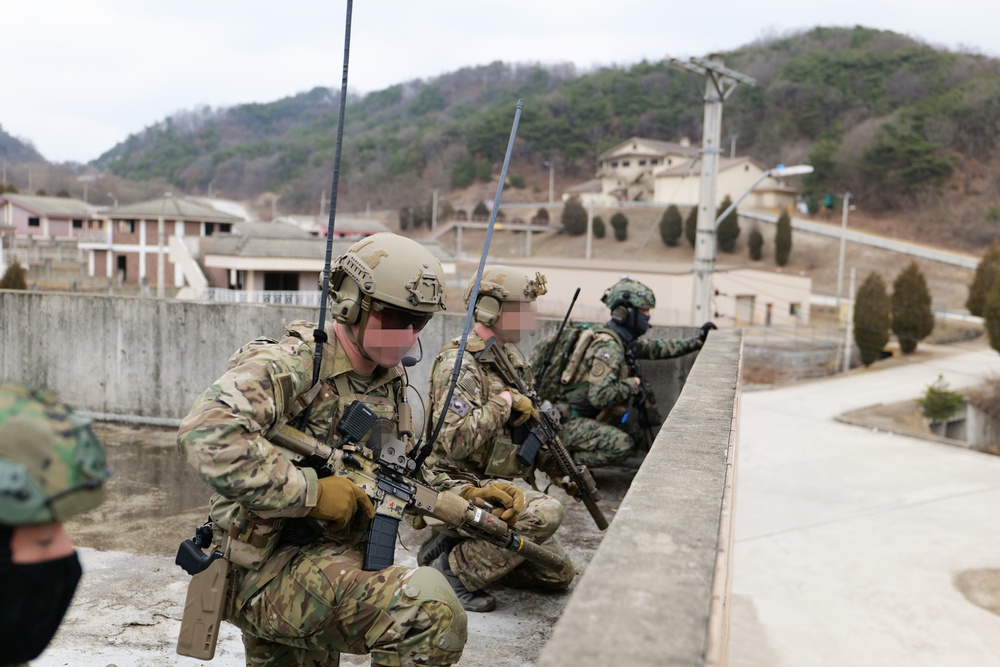 U.S. and RoK special forces conduct joint fires and urban warfare training