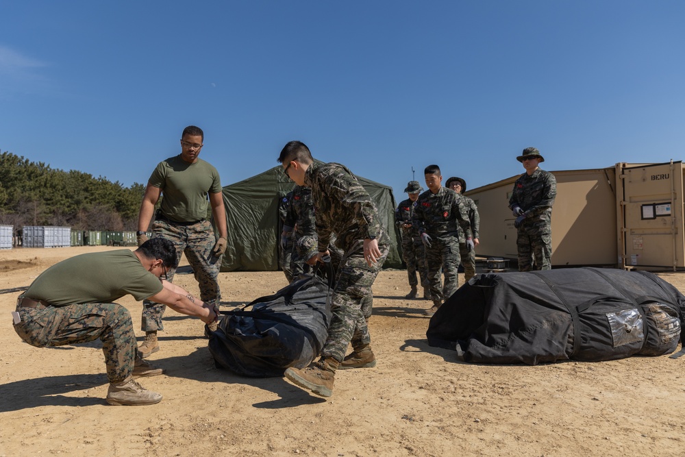 U.S. and ROK Marines Work Together During Freedom Shield
