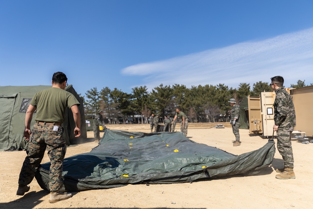 U.S. and ROK Marines Work Together During Freedom Shield