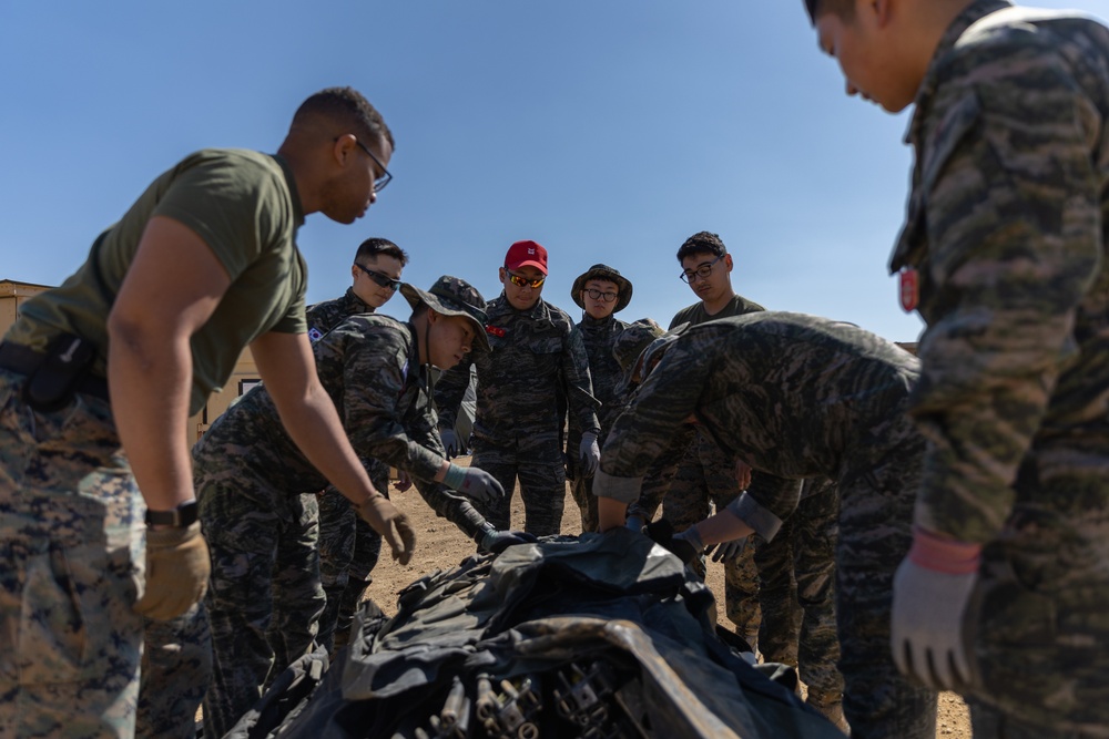 U.S. and ROK Marines Work Together During Freedom Shield