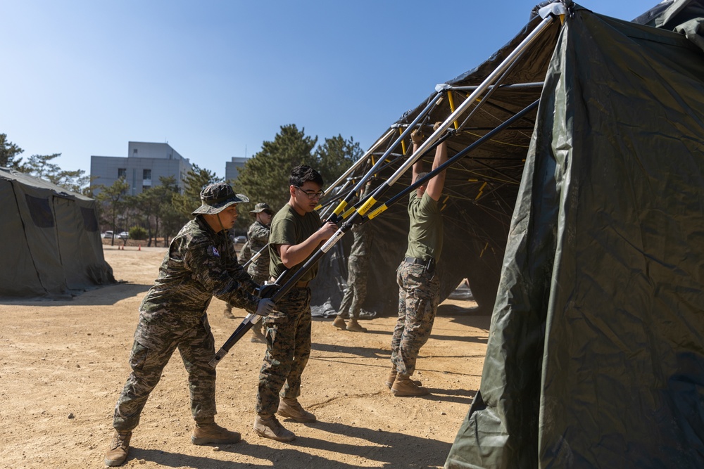 U.S. and ROK Marines Work Together During Freedom Shield