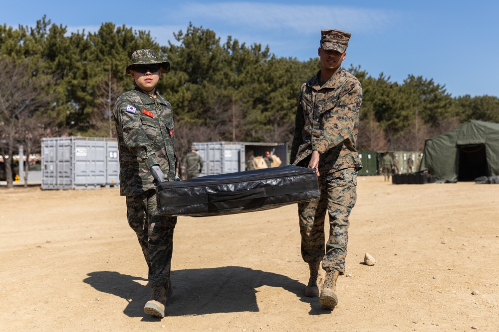 U.S. and ROK Marines Work Together During Freedom Shield