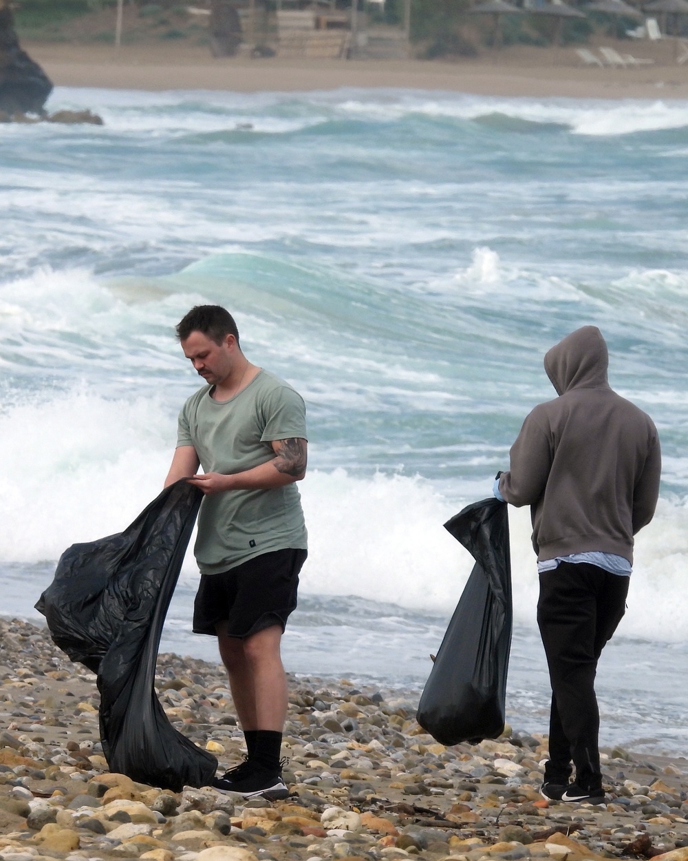 Volunteers from USS George H.W. Bush (CVN 77) participate in beach clean up