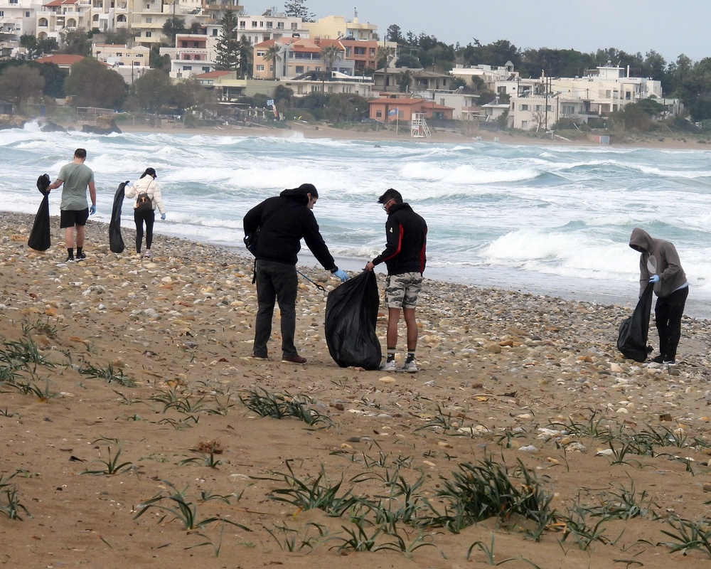 Volunteers from USS George H.W. Bush (CVN 77) participate in beach clean up