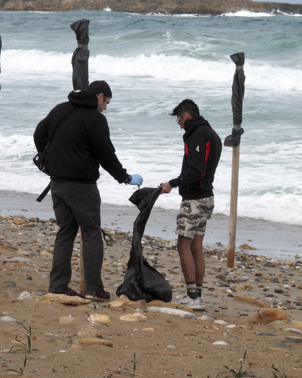 Volunteers from USS George H.W. Bush (CVN 77) participate in beach clean up