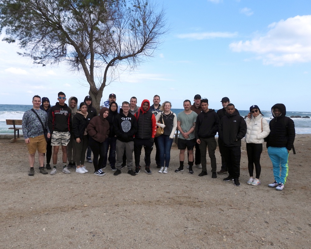 Volunteers from USS George H.W. Bush (CVN 77) participate in beach clean up