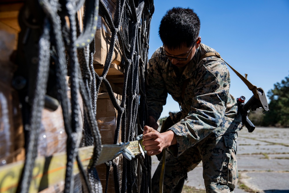 Heavy Lift Team, 26th MEU Marines execute external lift training