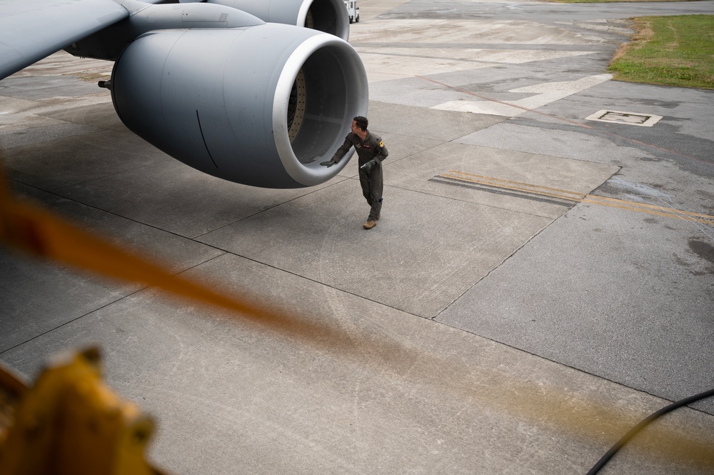 Raptors refuel over South China Sea
