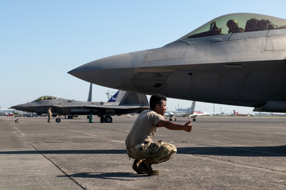 Raptors refuel over South China Sea