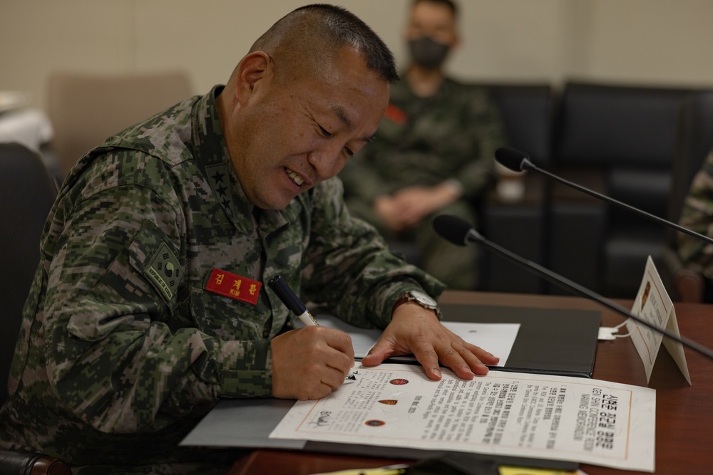 U.S. Marines dedicate room to legendary ROK Marine