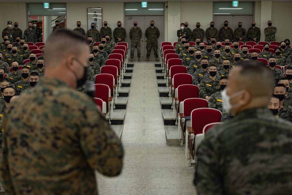 Senior U.S. and ROK Marine Corps generals attend recruit graduation