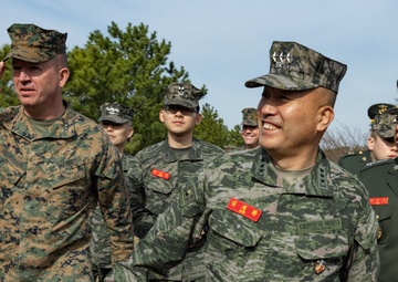 Senior U.S. and ROK Marine Corps generals attend recruit graduation