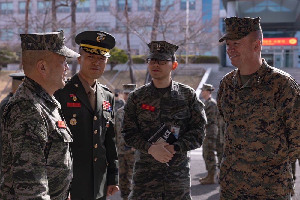 Senior U.S. and ROK Marine Corps generals attend recruit graduation