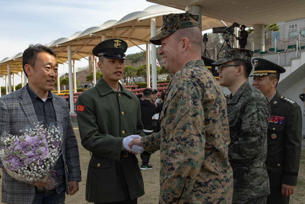 Senior U.S. and ROK Marine Corps generals attend recruit graduation