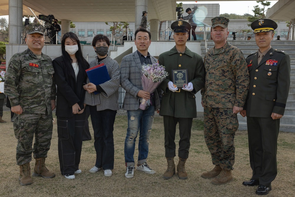 Senior U.S. and ROK Marine Corps generals attend recruit graduation