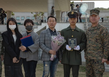 Senior U.S. and ROK Marine Corps generals attend recruit graduation