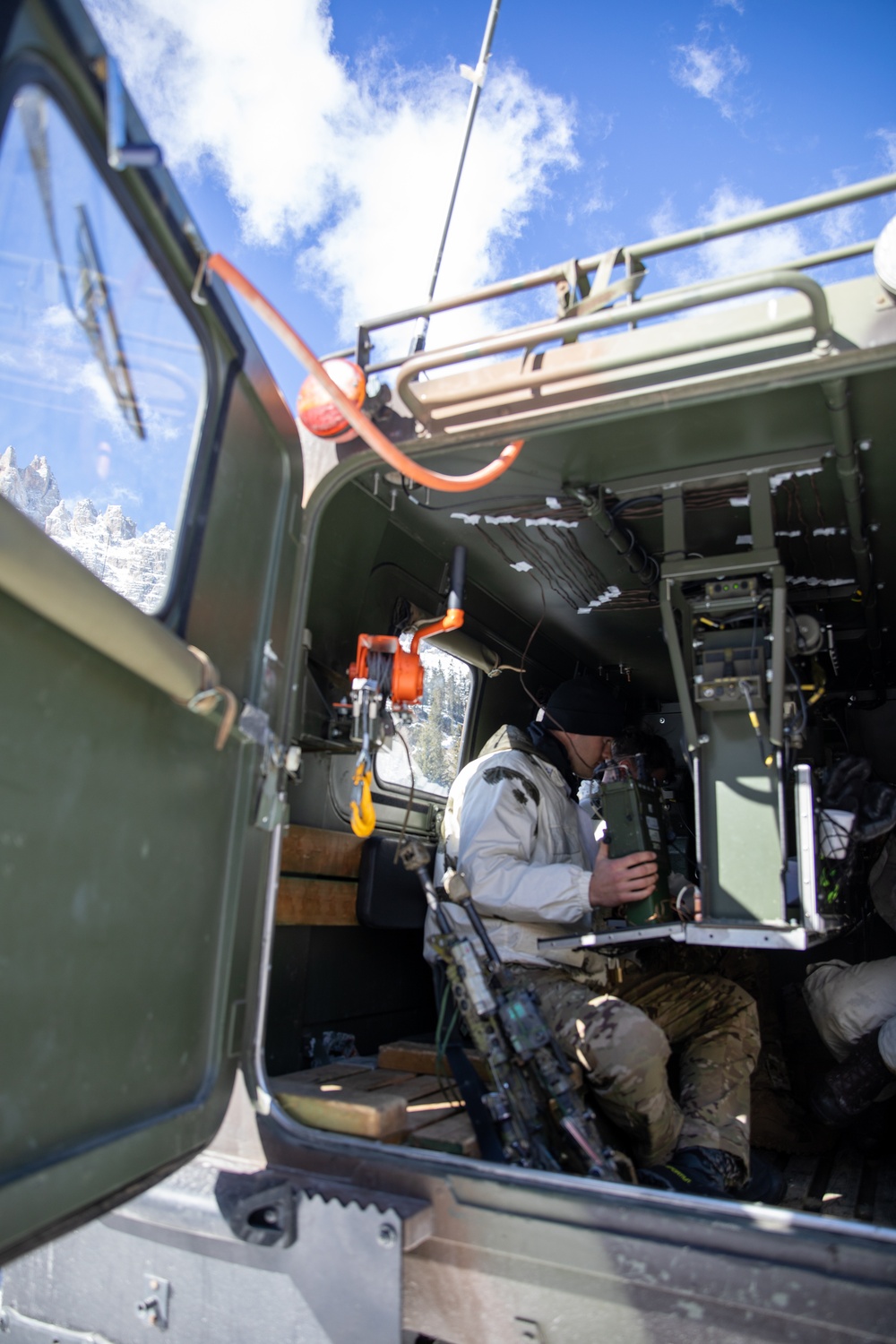 Watching and Waiting: Paratroopers partner with Alpinis for Alpine Star - Winter Resolve 23