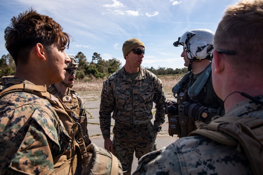 Heavy Lift Team, 26th MEU Marines execute external lift training