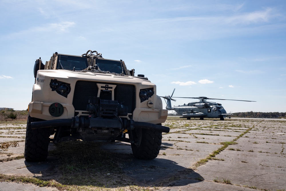 Heavy Lift Team, 26th MEU Marines execute external lift training