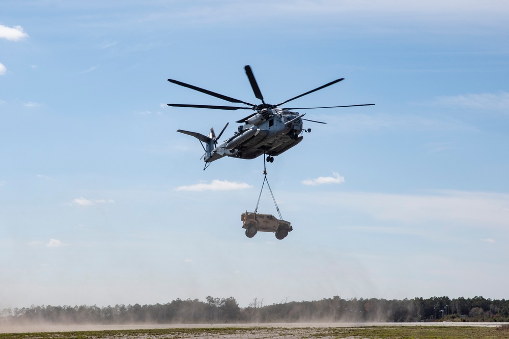 Heavy Lift Team, 26th MEU Marines execute external lift training