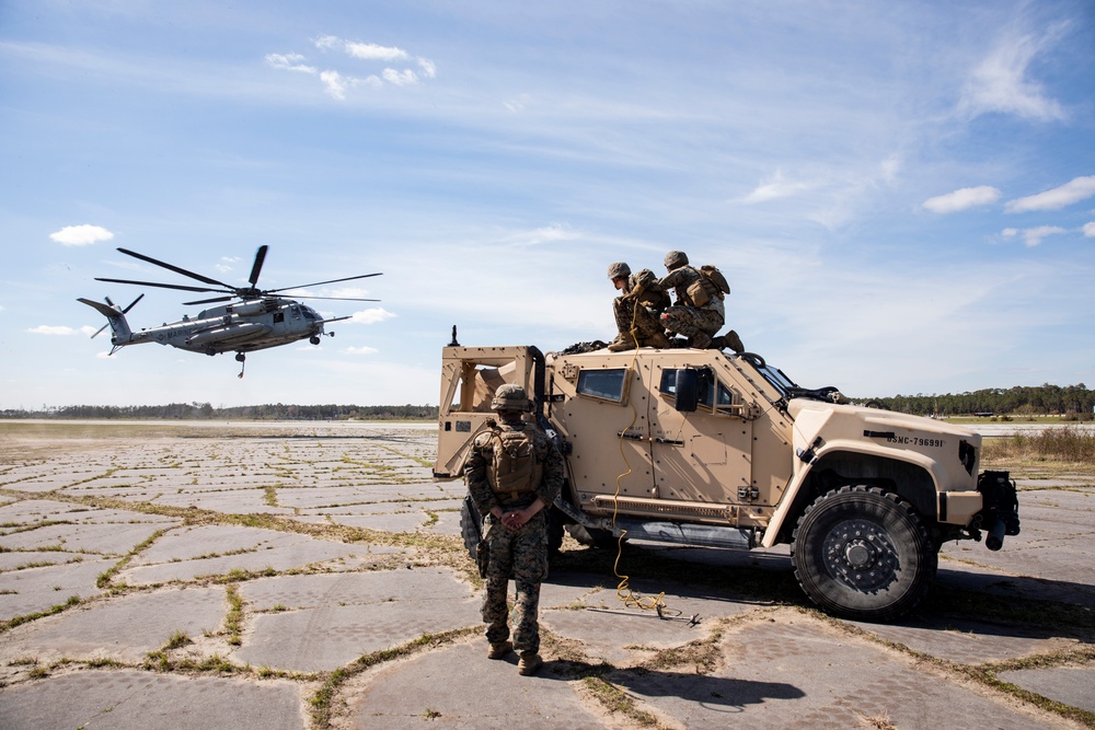 Heavy Lift Team, 26th MEU Marines execute external lift training