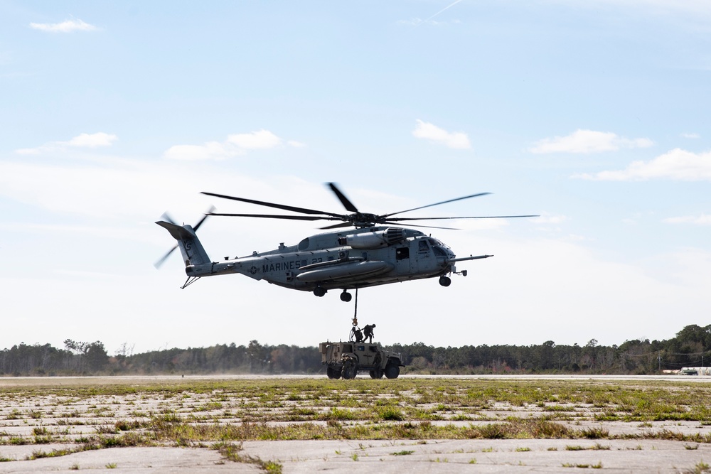 Heavy Lift Team, 26th MEU Marines execute external lift training