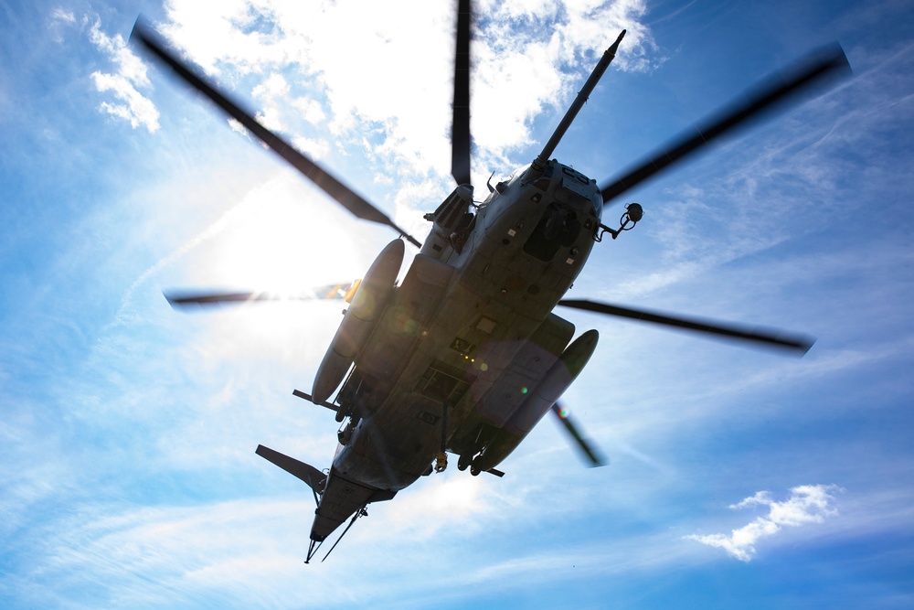 Heavy Lift Team, 26th MEU Marines execute external lift training