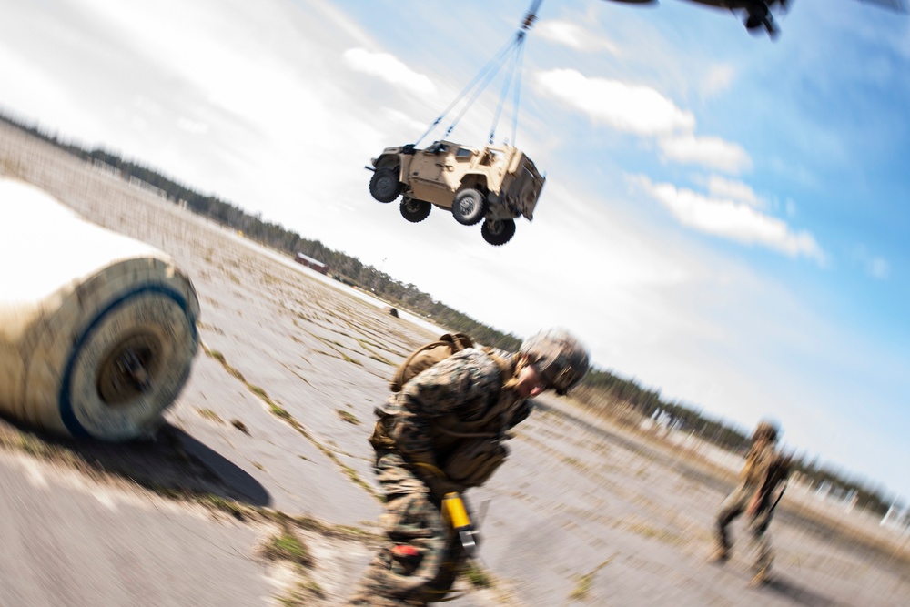 Heavy Lift Team, 26th MEU Marines execute external lift training