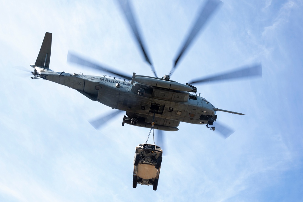 Heavy Lift Team, 26th MEU Marines execute external lift training