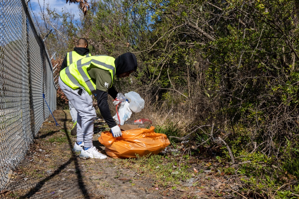 SMP Volunteers Clean Hibbs Road