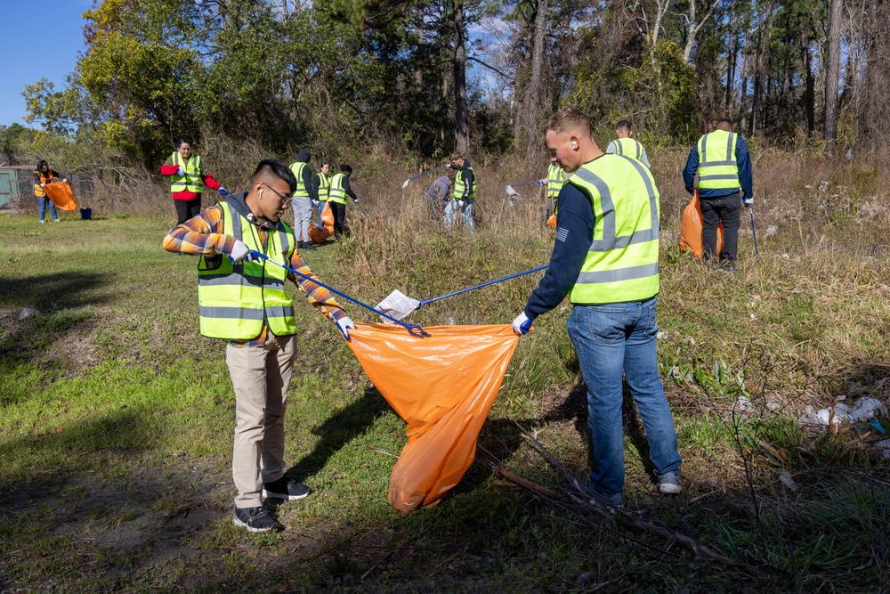 DVIDS - News - SMP Volunteers Clean Hibbs Road