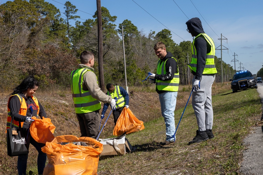 Dvids News Smp Volunteers Clean Hibbs Road 8689