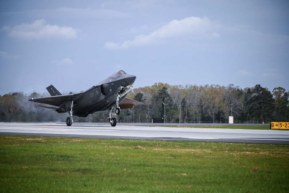 Hill AFB F-35 fighter jets conduct tactical flight operations with SCANG F-16 fighter jets