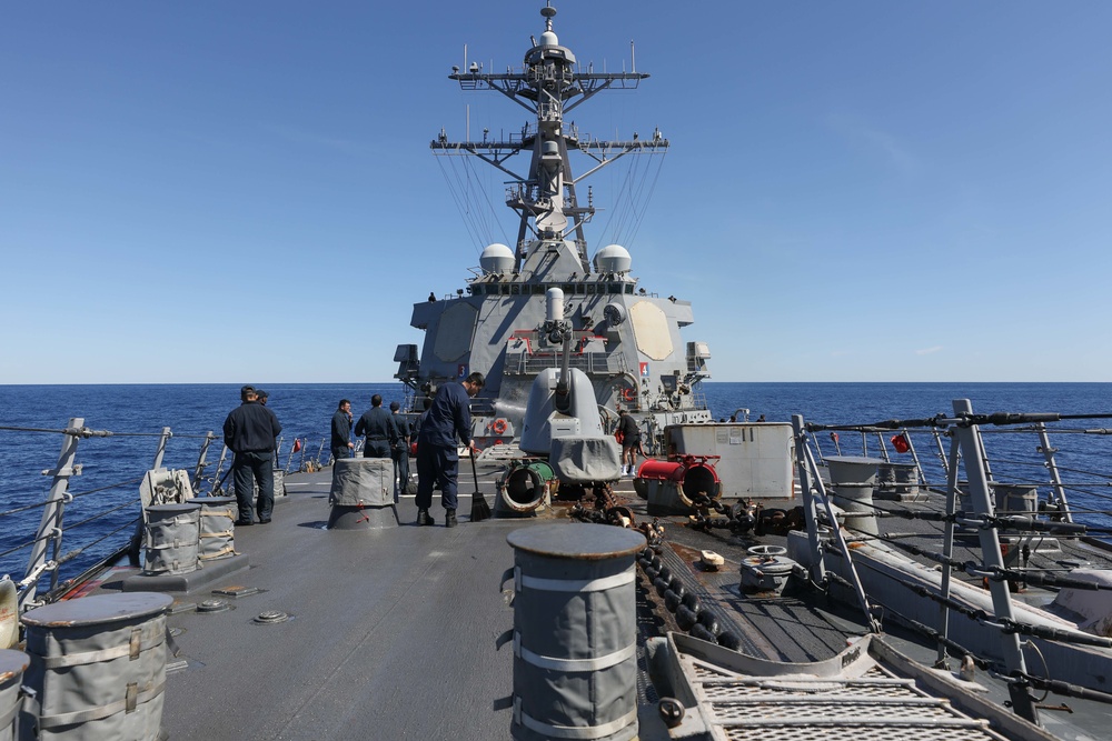 USS Ramage (DDG 61) clean the ship