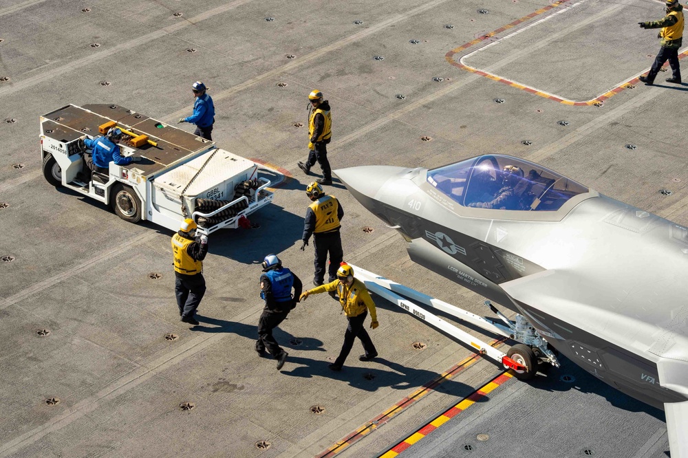 USS Carl Vinson (CVN70) Conducts Flight Operations