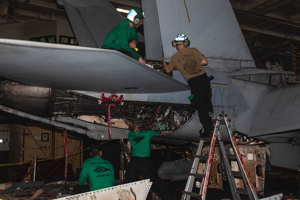 Sailors Maintains Super Hornet