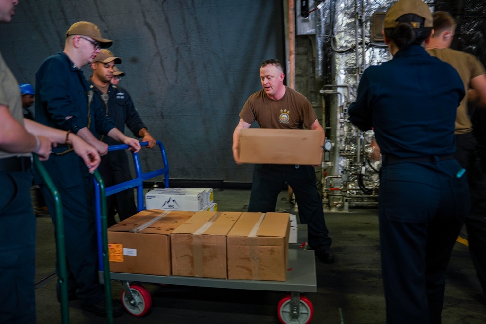 USS OAKLAND CONDUCTS STORE ONLOAD