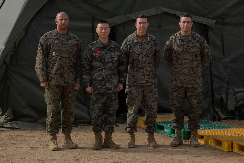U.S. and ROK joint chiefs of staff receive brief from combined landing force