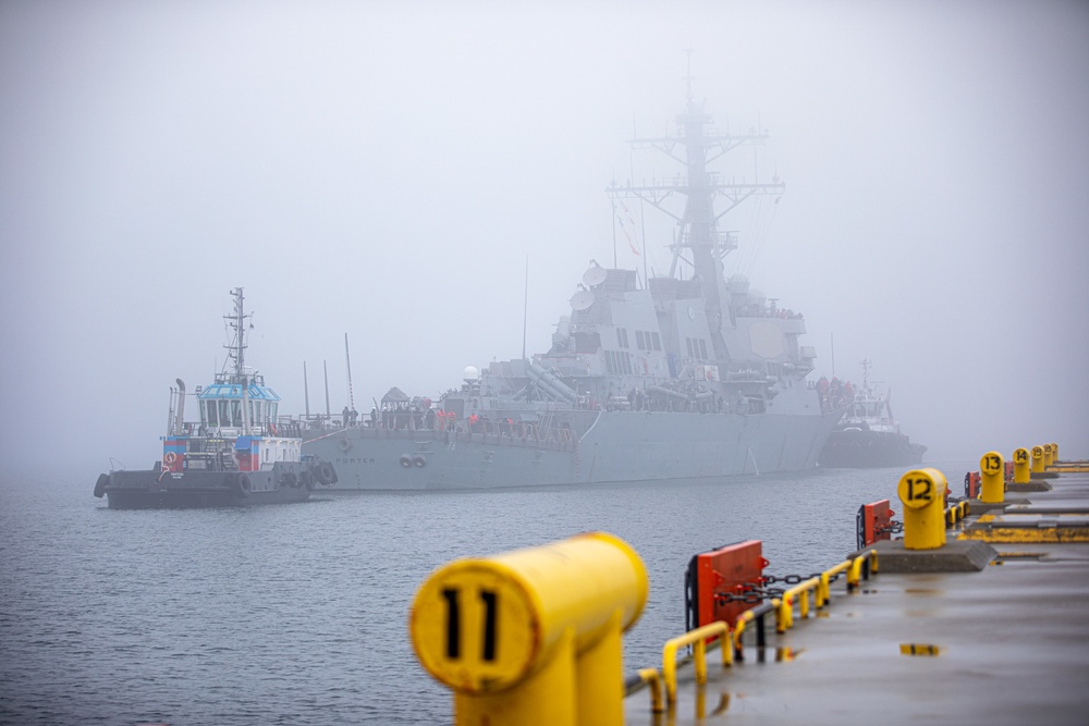 The Arleigh Burke-class guided-missile destroyer USS Porter (DDG 78) arrives in Tallinn, Estonia