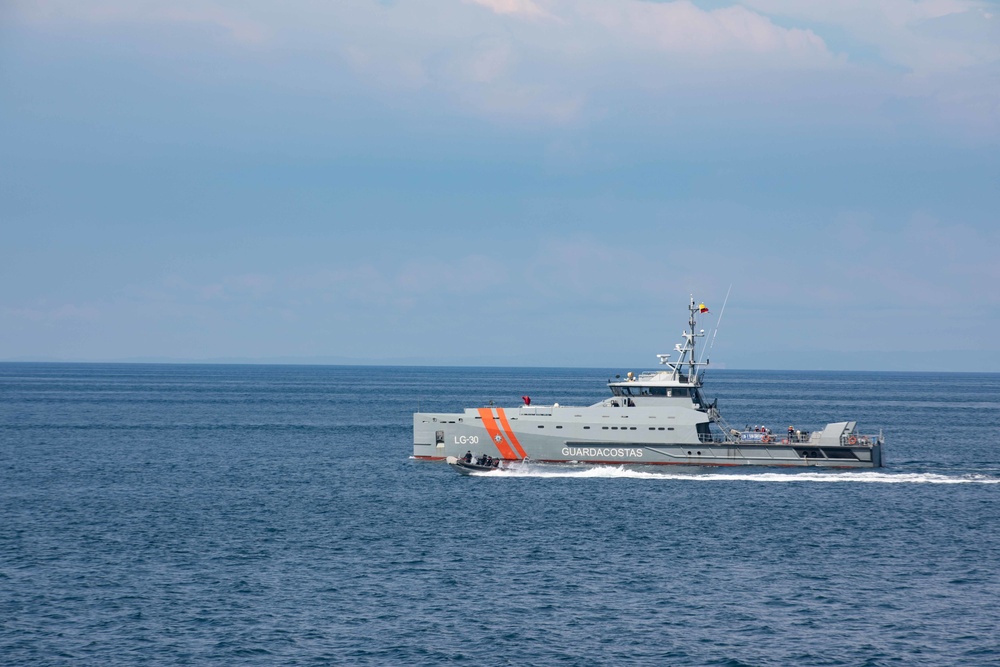 USS Farragut Departs Manta, Ecuador