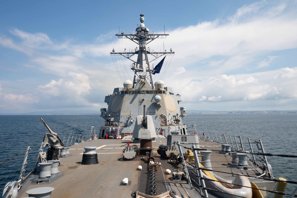 USS Farragut Departs Manta, Ecuador