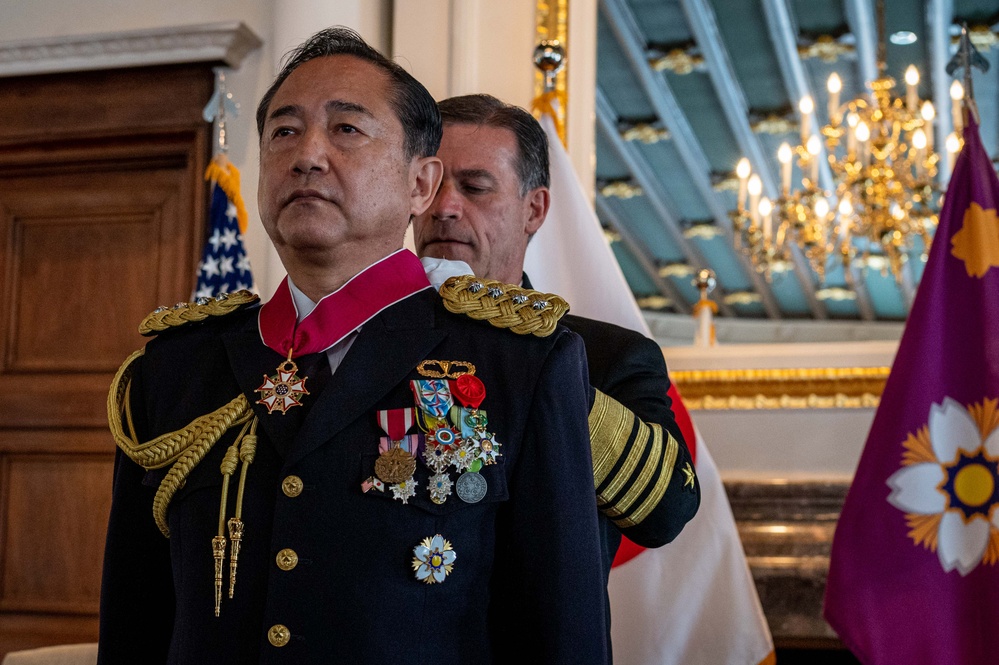 CDRUSINDOPACOM Presents Gen. Yamazaki with Legion of Merit