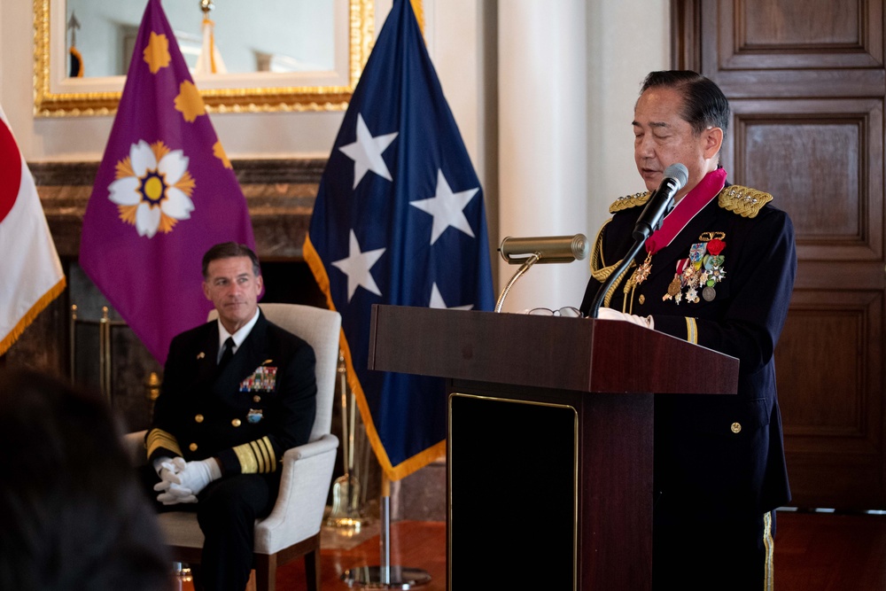 CDRUSINDOPACOM Presents Gen. Yamazaki with Legion of Merit