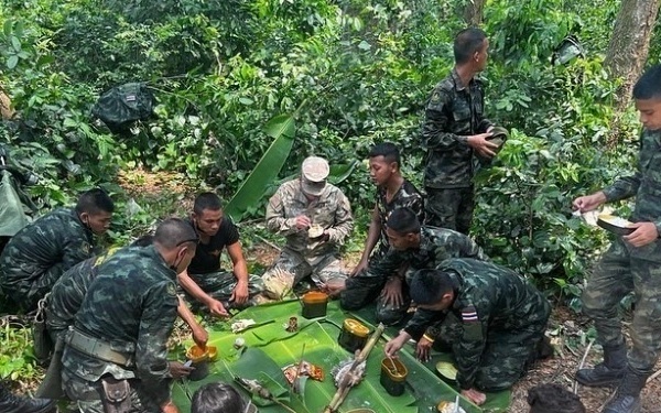 Bravo Company Soldiers eat with Royal Thai Army
