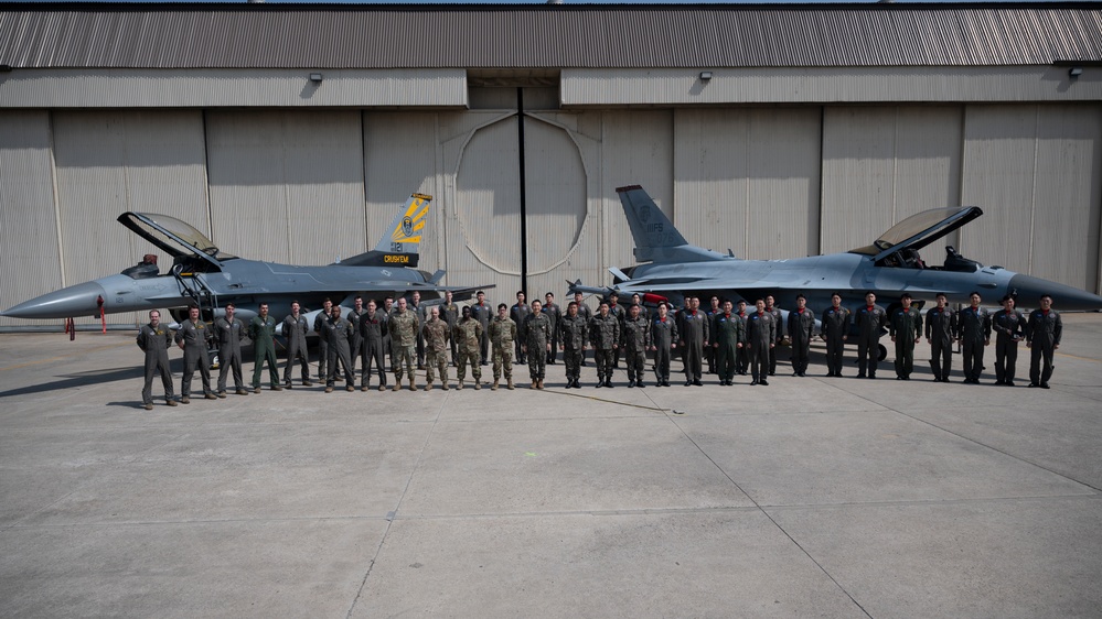 ROK CJCS visits Team Kunsan