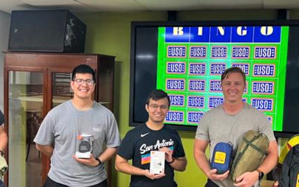 USO Visits Sinai Soldiers