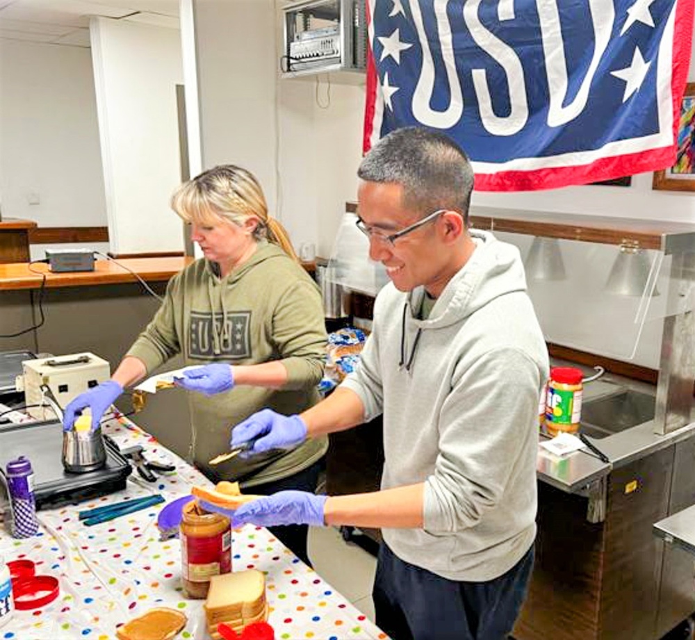 USO Visits Sinai Soldiers